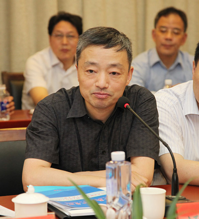 专家组组长,扬州大学郭荣教授主持汇报会省教育厅研究生教育处处长,省